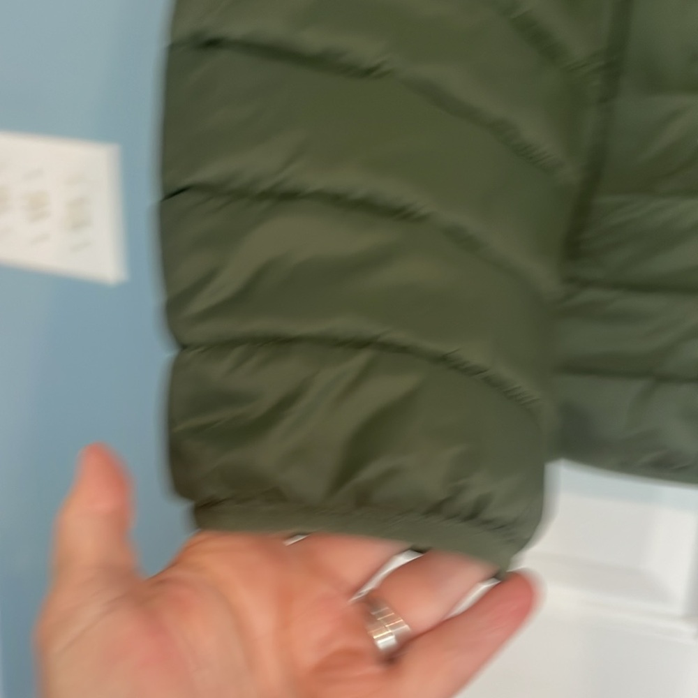 Amazon Essentials Women's Green Puffer Jacket - Picture 3 of 4